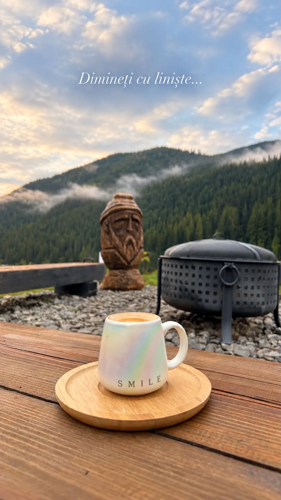 Kaffeetasse auf einem Holztisch an einem nebligen Morgen