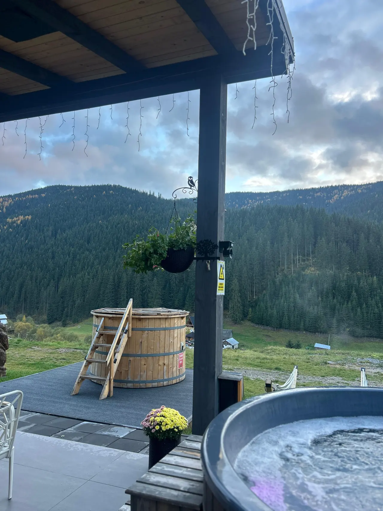 Beheizter Jacuzzi auf der Terrasse über dem Tal
