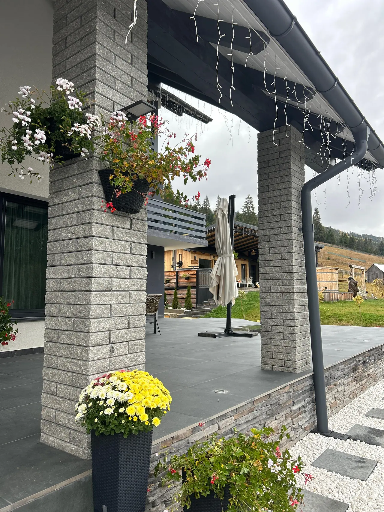 Chrysanthemen auf der Terrasse des Chalets