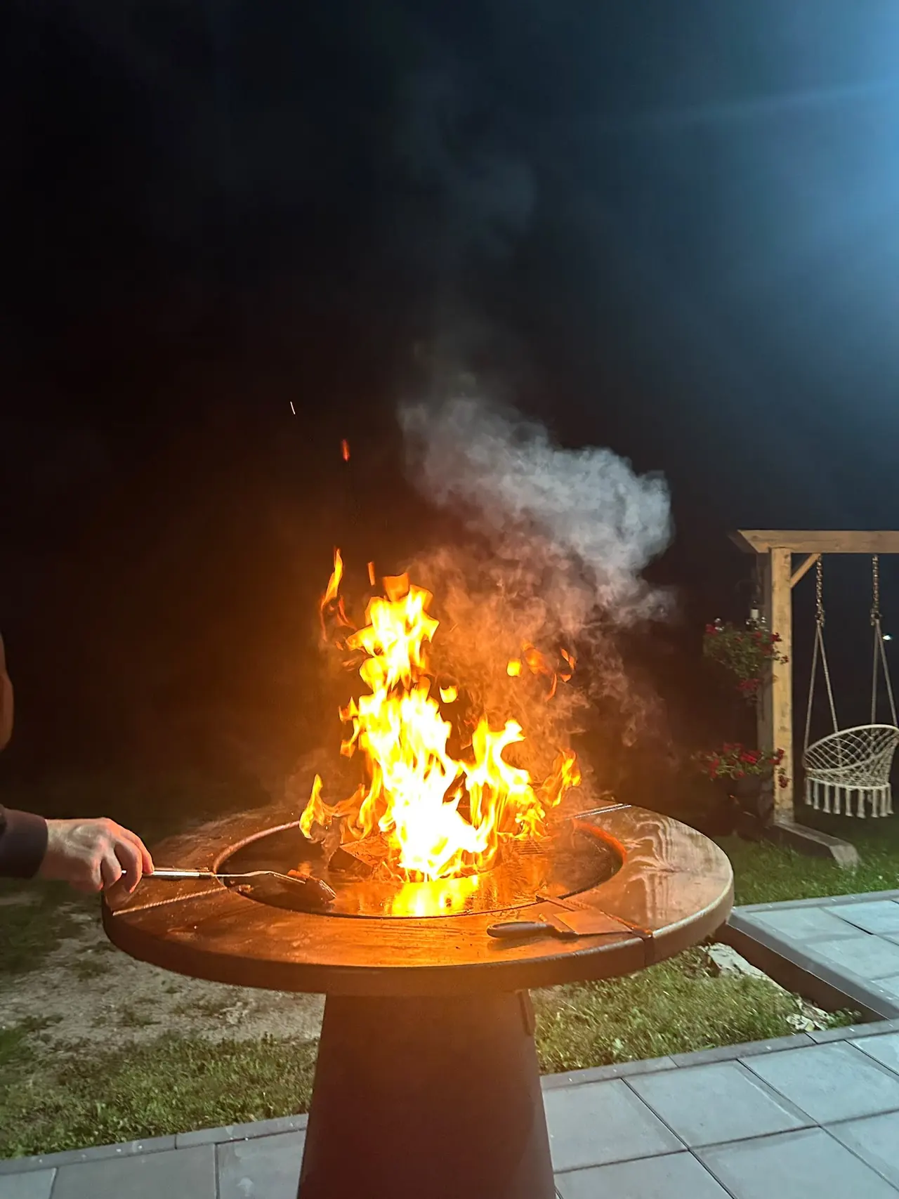 Lagerfeuer am Abend beim Chalet