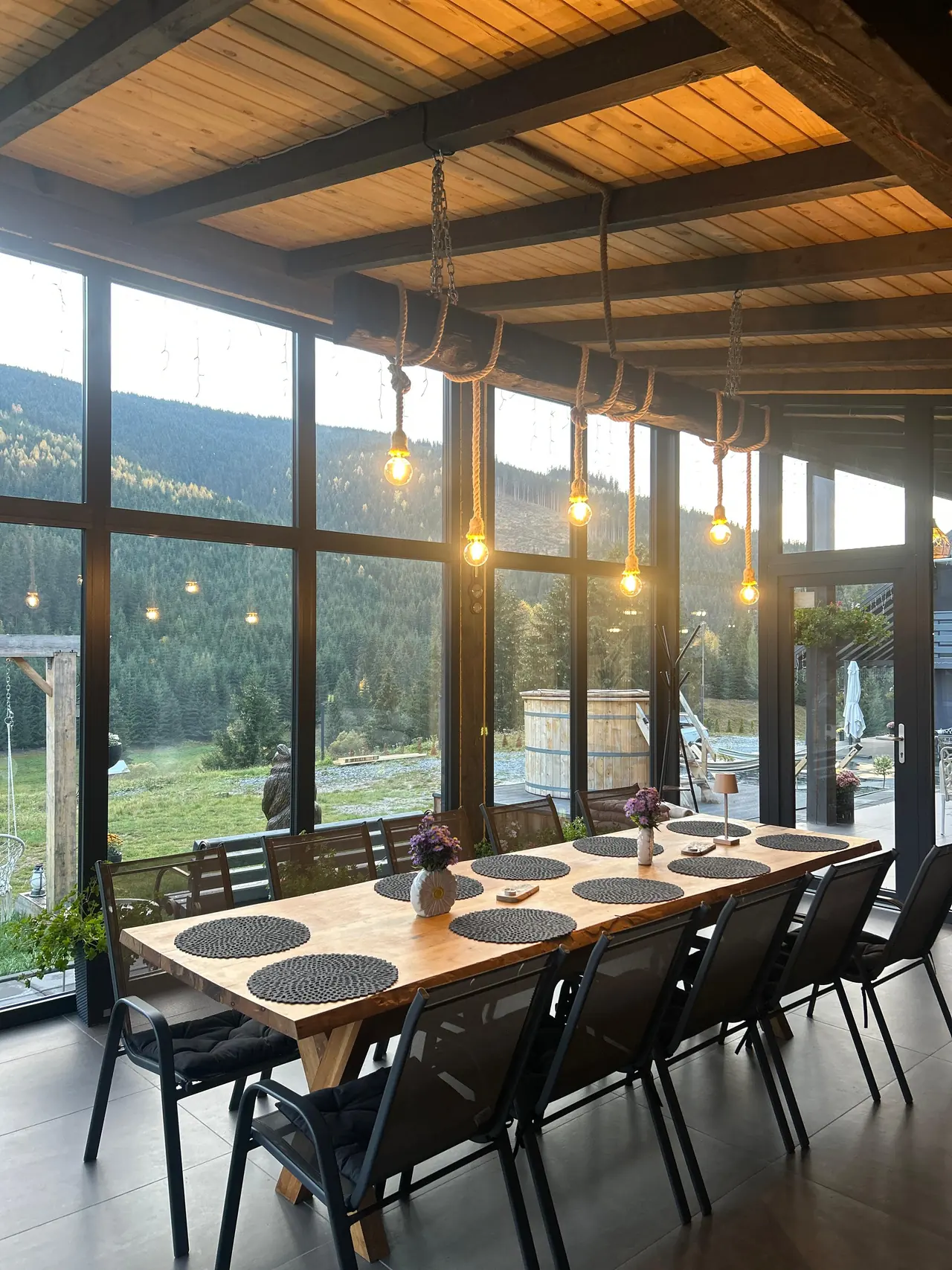 Lange Tafel im Wohnzimmer mit Glaswänden und Aussicht