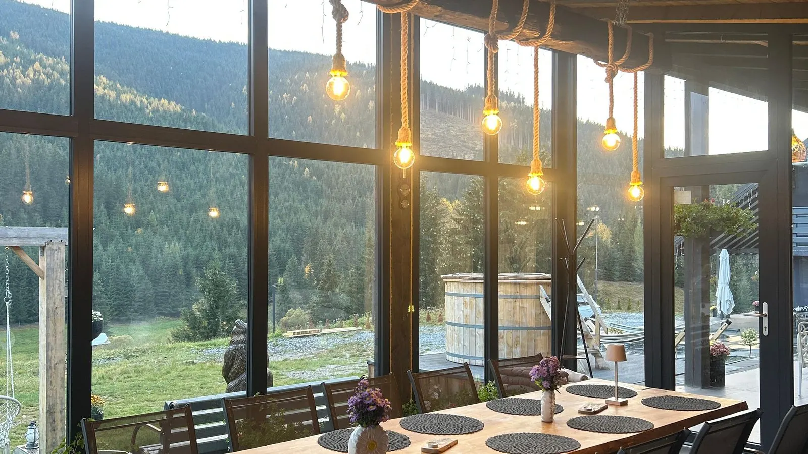 Lange Tafel im Wohnzimmer mit Glaswänden und Aussicht