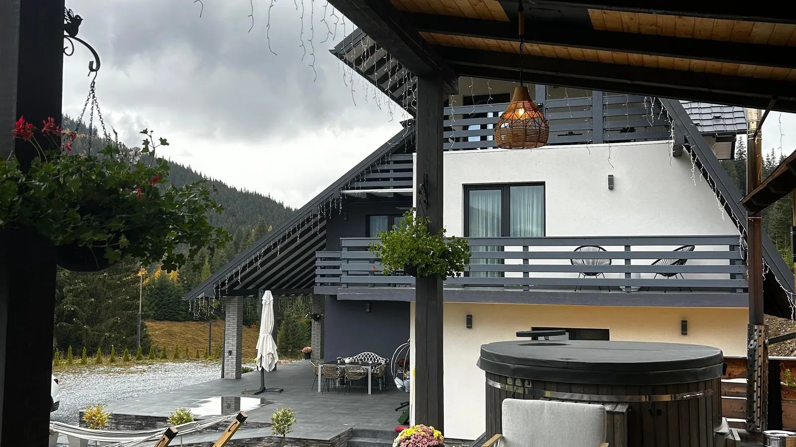 Terrasse des Chalets über dem Tal