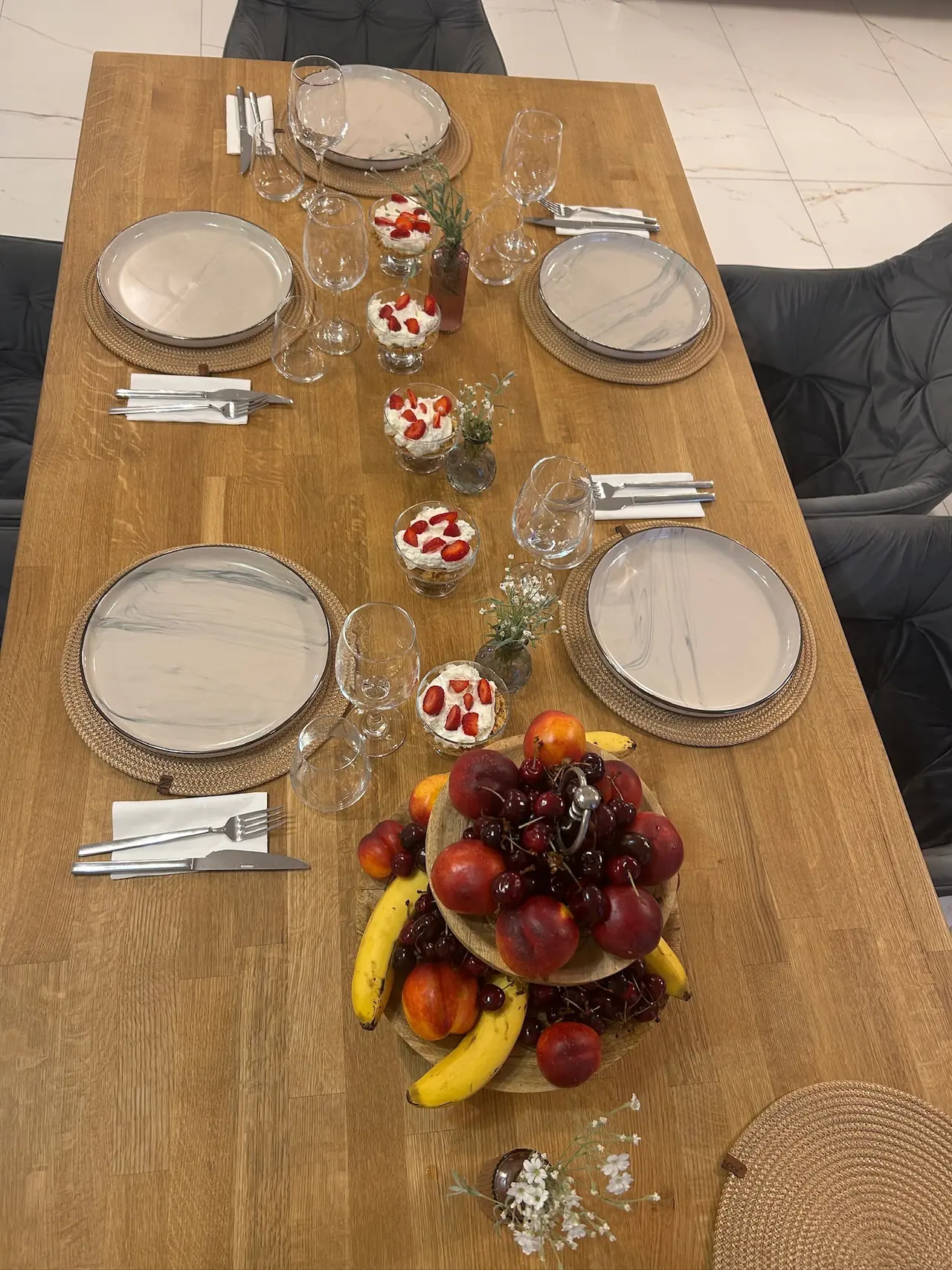 Gedeckter Tisch mit Dessert