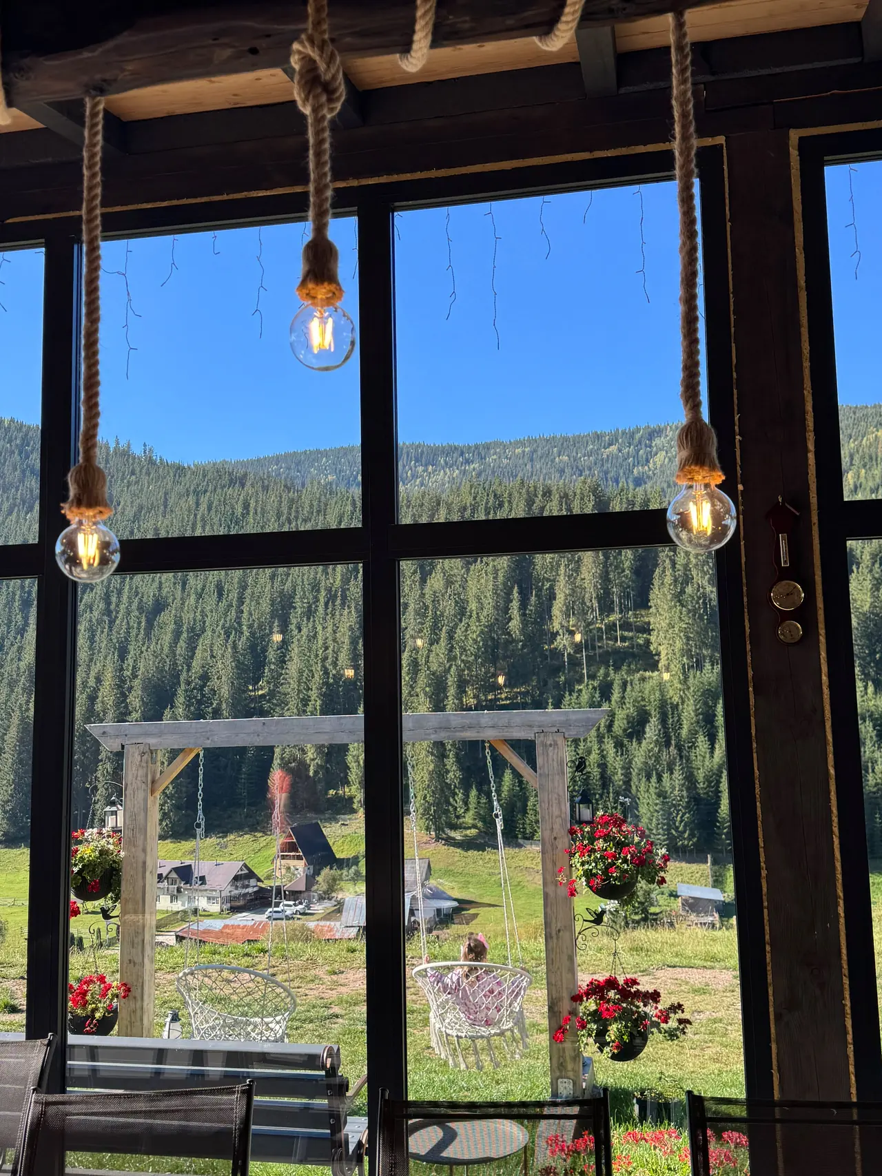 Panoramablick vom Chalet über Tal und Wald