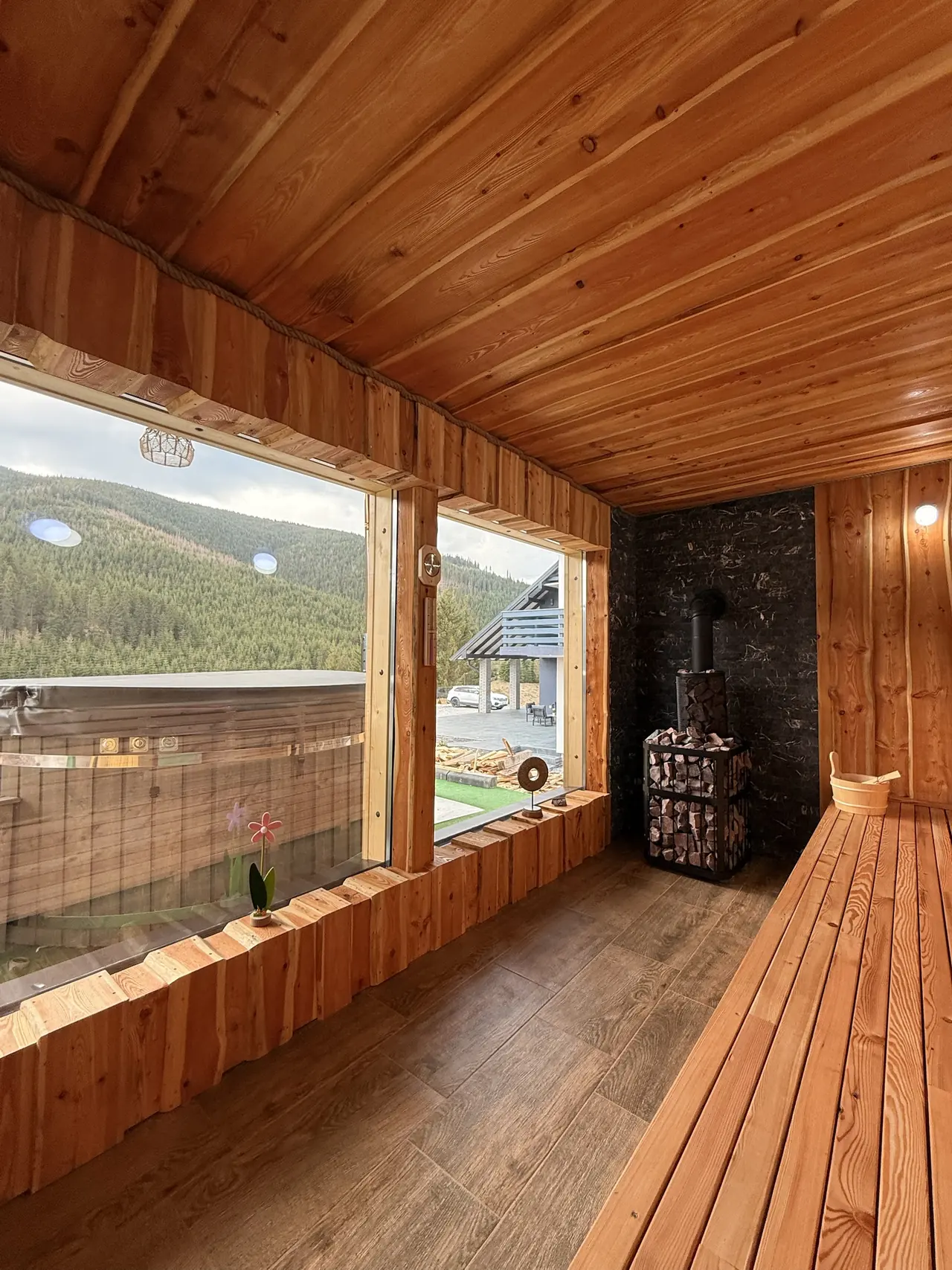 Holzsauna mit großem Fenster