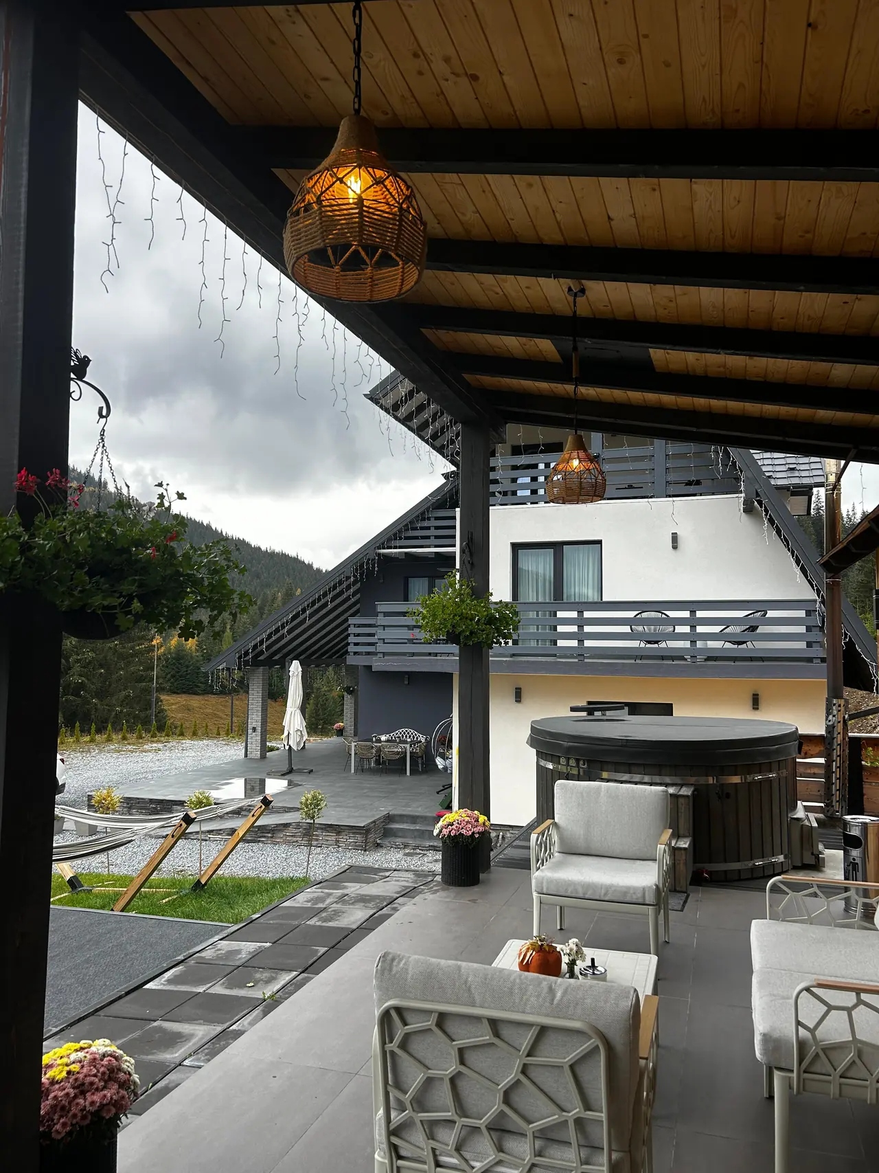 Terrasse mit Sofas und Jacuzzi am Chalet