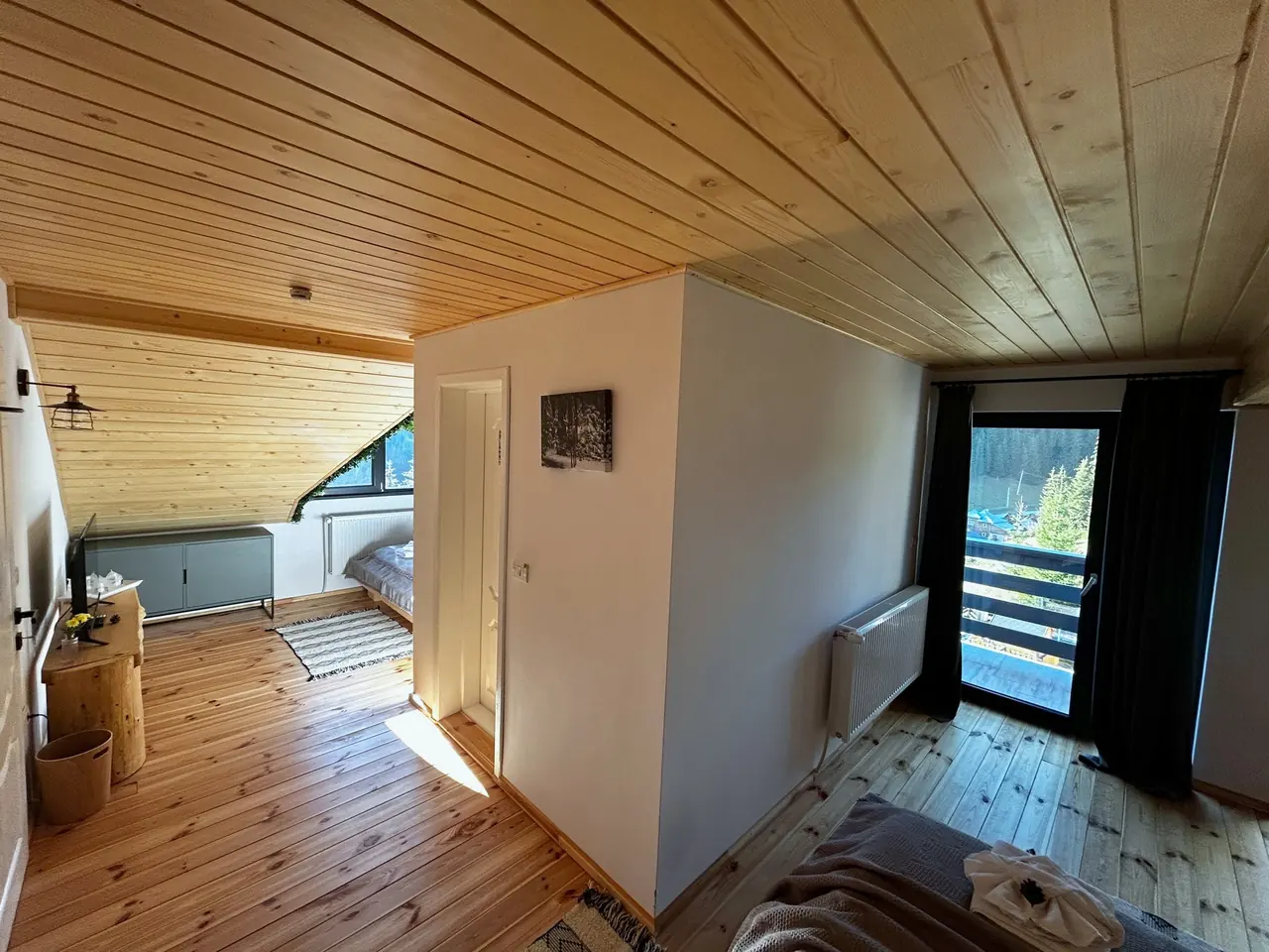 Forest View – Zimmer mit Balkontür